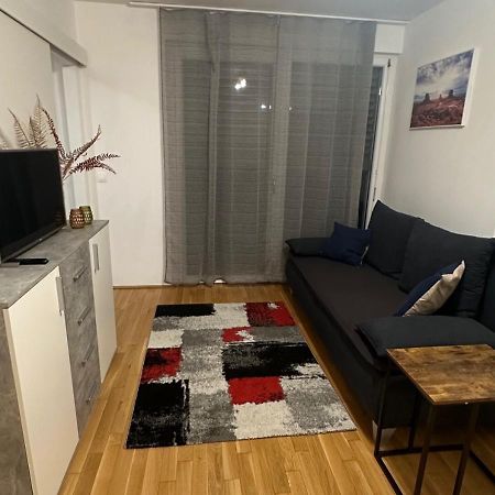 Cozy Two-Room Apartment Near Vic Viena Exterior foto